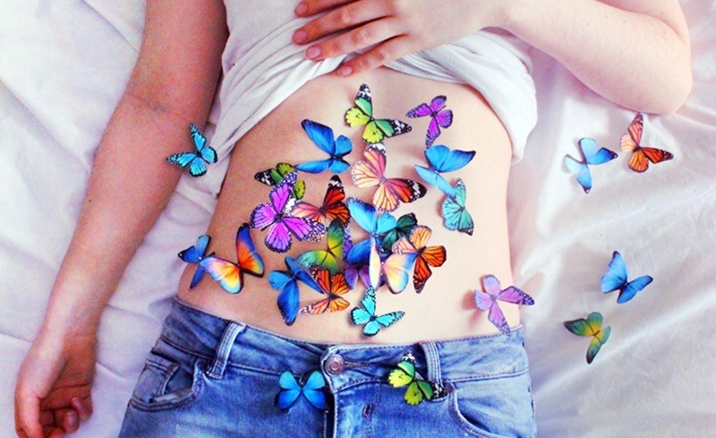 image d'un ventre entouré de papillons