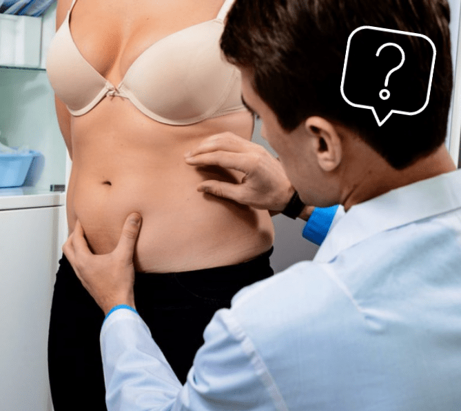 photo d'un médecin contrôlant la cellulite d'une femme.