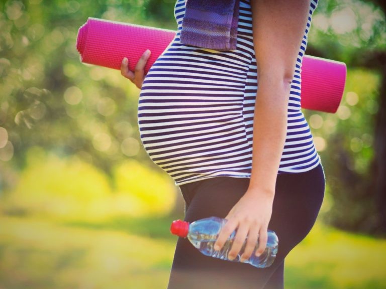 Femme en pleine grossesse qui va faire du sport