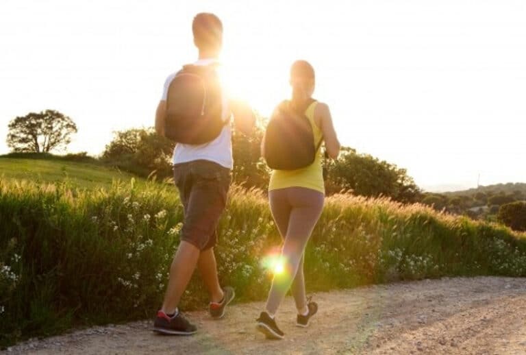 couple qui marche pendant leurs vacances.