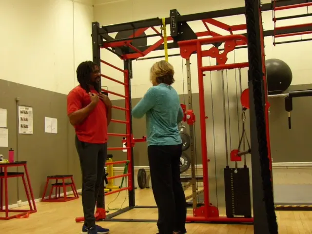 Coach sportif discutant avec une cliente