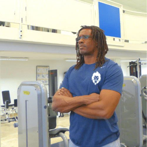 photo d un coach sportif en salle.